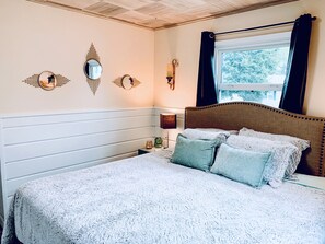 3 soverom, skrivebord, strykejern/-brett og reiseseng for barn