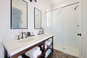 House, 4 Bedrooms | Bathroom