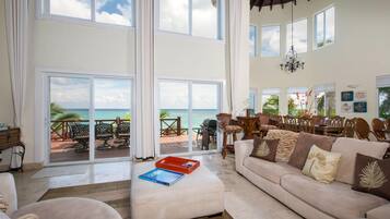 House, 4 Bedrooms | Living room | TV