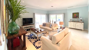 Interior - Gumbo Limbo (Governor's Harbour)
