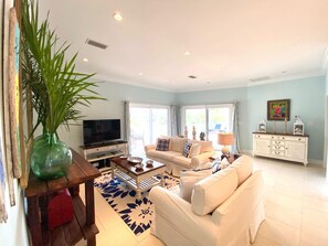 Interior - Gumbo Limbo (Governor's Harbour)