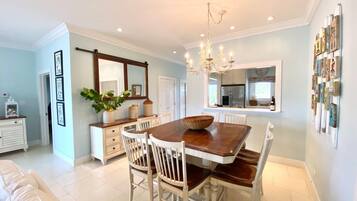 House, 3 Bedrooms | In-room dining