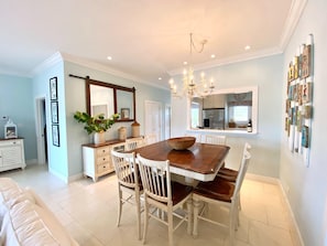Maison, 3 chambres | Repas dans la chambre