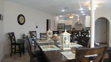 House, 5 Bedrooms | In-room dining