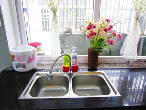 Deluxe Double Room, 1 Queen Bed | Private kitchen | Fridge, microwave, oven, stovetop