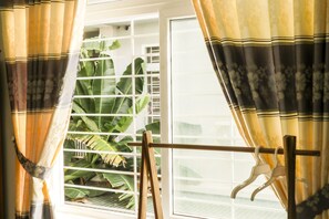 Chambre Double Standard, 1 grand lit | Vue sur le jardin