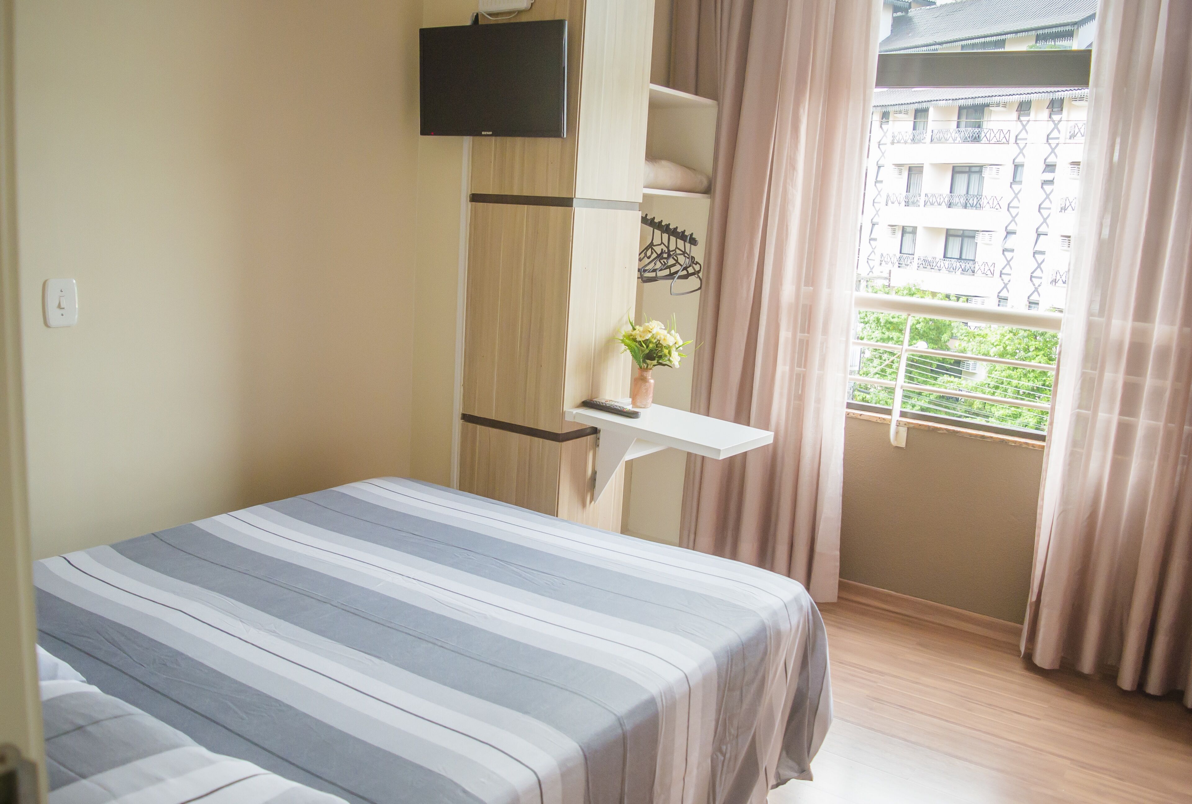 Luxo Especial Conjugado | Roupas de cama premium, camas Select Comfort, escrivaninha