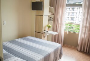 Luxo Especial Conjugado | Premium bedding, Select Comfort beds, desk, laptop workspace - Pousada Center Piratuba (Piratuba)