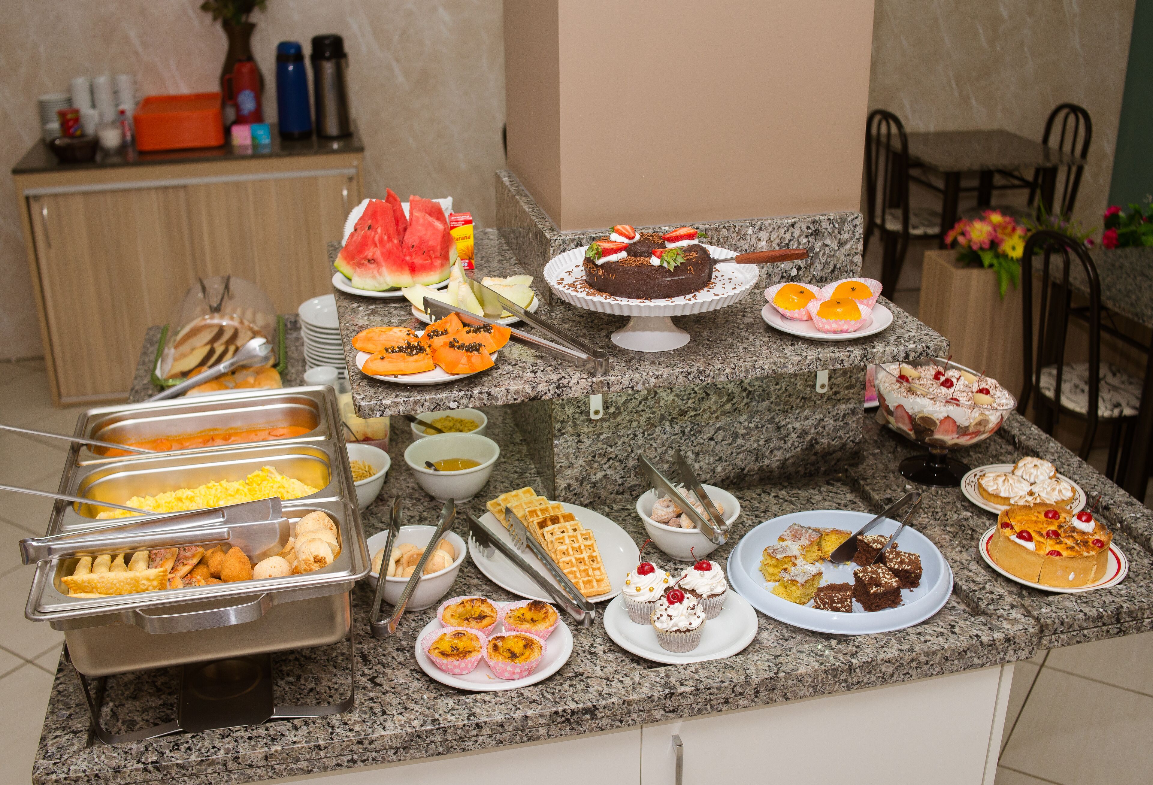 Café da manhã com buffet grátis todos os dias