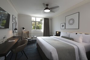 Minibar, in-room safe, desk, laptop workspace - Casa Andina Premium San Isidro (Lima)