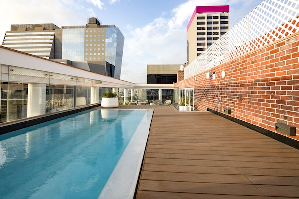 Hồ bơi ngoài trời, ghế dài tắm nắng