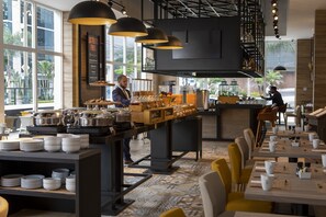 بوفيه فطور مجانًا يوميًا