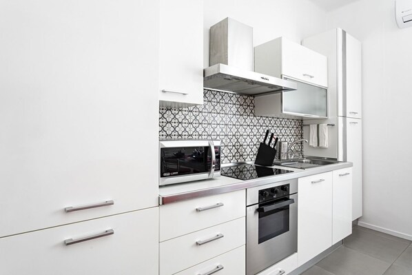 Kühlschrank, Mikrowelle, Ofen, Geschirrspüler