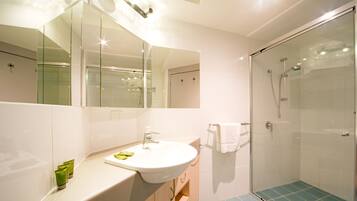 Basic Studio | Bathroom | Shower, free toiletries, hair dryer, towels