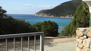 A balcony with a view of the sea and a stone wall. - Villa dell'Arte, on the beach of Porto Sa Ruxi, Villasimius (Porto Sa Ruxi)