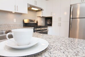 Fridge, microwave, oven, stovetop - Luxury Apartment in SOMA (San Francisco)