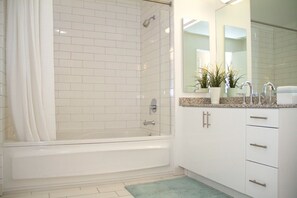 Een haardroger, handdoeken, zeep, shampoo