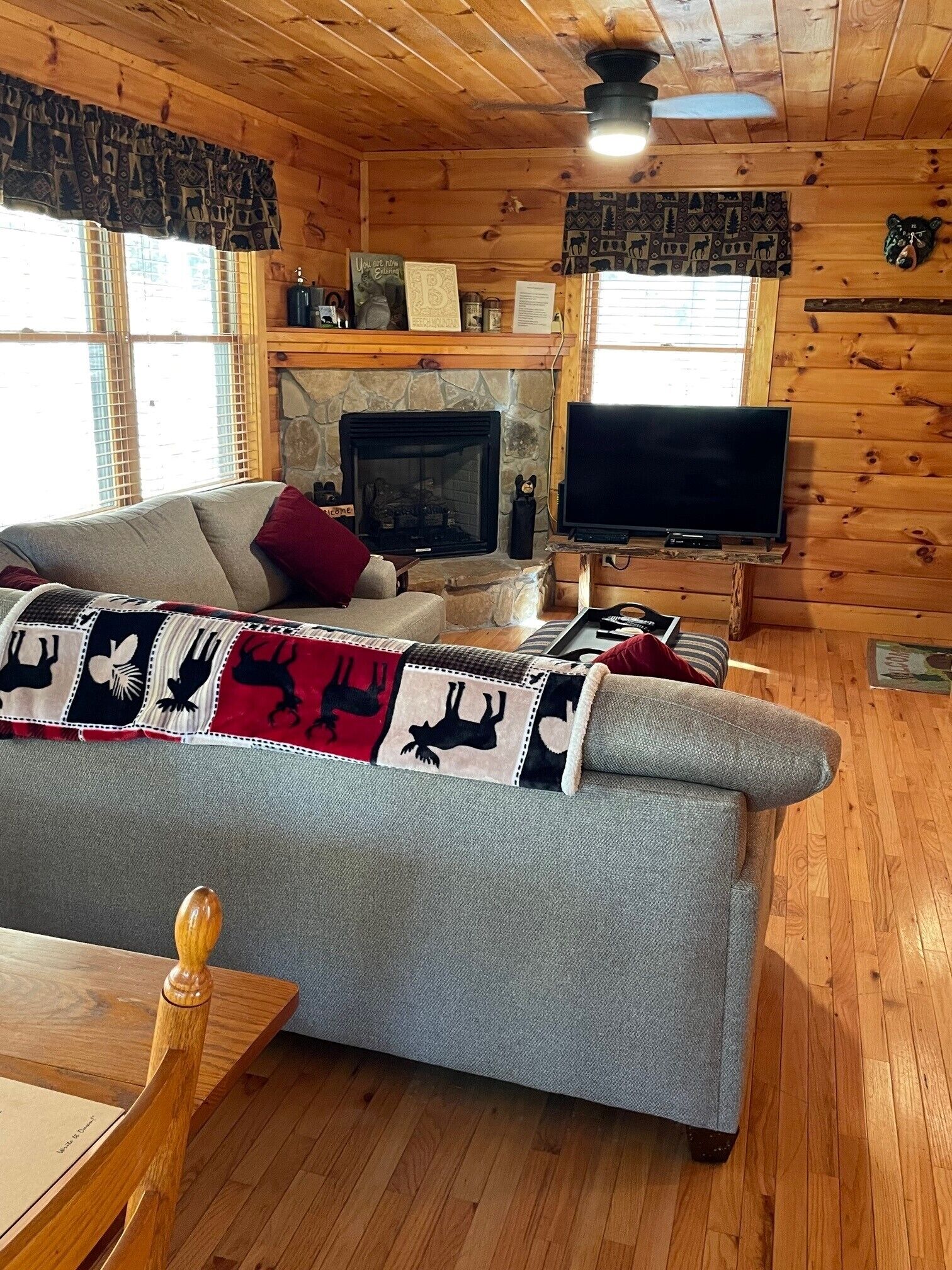 Grizzly Inn, a cozy, pet friendly Beech Mountain cabin 