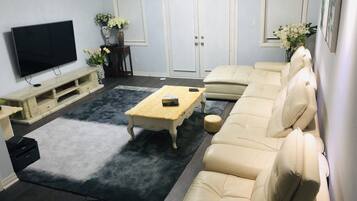 Deluxe Townhome, 4 Bedrooms, Park View | Living area