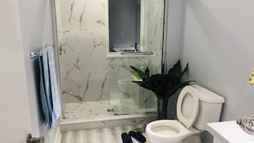 Gabungan pancuran/tab mandi, tab mandi rendaman dalam, pengering rambut