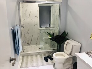 Ducha y bañera combinadas, bañera profunda, secador de pelo y zapatillas