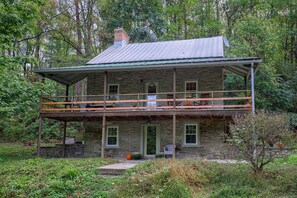 Exterior - The Trolley House - A romantic getaway / 1 bedroom / 1 bath / 2 beds (Pequea)