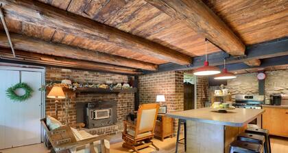 The Trolley House - A romantic getaway / 1 bedroom / 1 bath / 2 beds