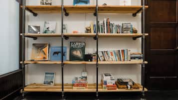 Une bibliothèque remplie de livres et de jeux de société.