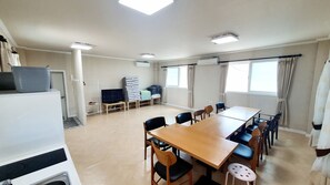 룸 (2F) | 객실 내 식사 공간