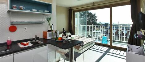 Standaard kamer | Privékitchenette | Een koelkast met diepvriezer, een microgolfoven