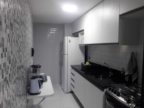 Geladeira, micro-ondas, cooktop, liquidificador