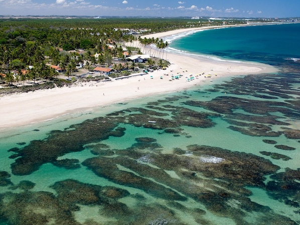 Perto da praia, espreguiçadeiras