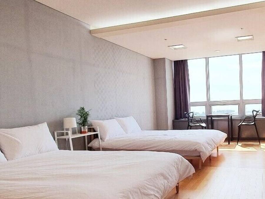 Basic Quadruple Room, 2 Double Beds | Hypo-allergenic bedding, individually decorated, individually furnished