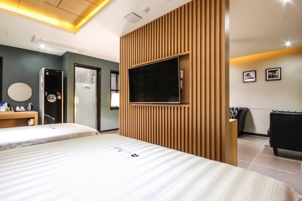 VIP Twin Bedroom | Desk, laptop workspace, blackout drapes, soundproofing