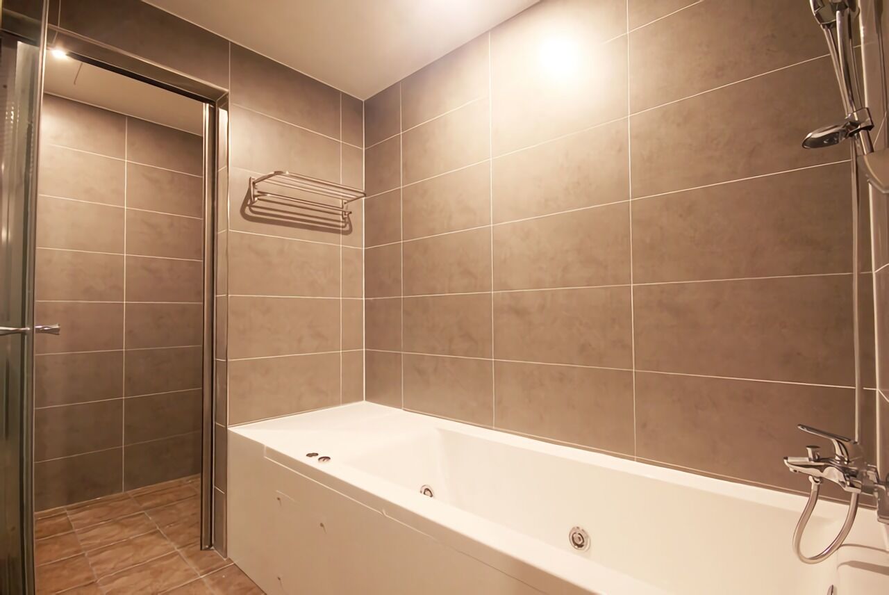 vip twin bedroom | jetted bathtub