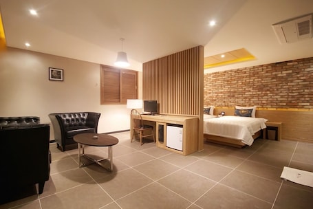 VIP Twin Bedroom | Desk, laptop workspace, blackout drapes, soundproofing