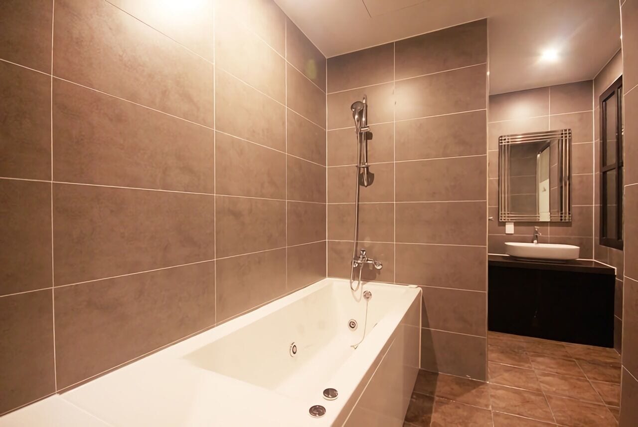 vip twin bedroom | bathroom | separate bathtub and shower, deep-soaking bathtub, rainfall showerhead
