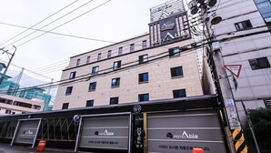 Un edificio con varias unidades hoteleras, cada una con un letrero que dice 'HOTEL' y un logotipo 'HOTELable'.