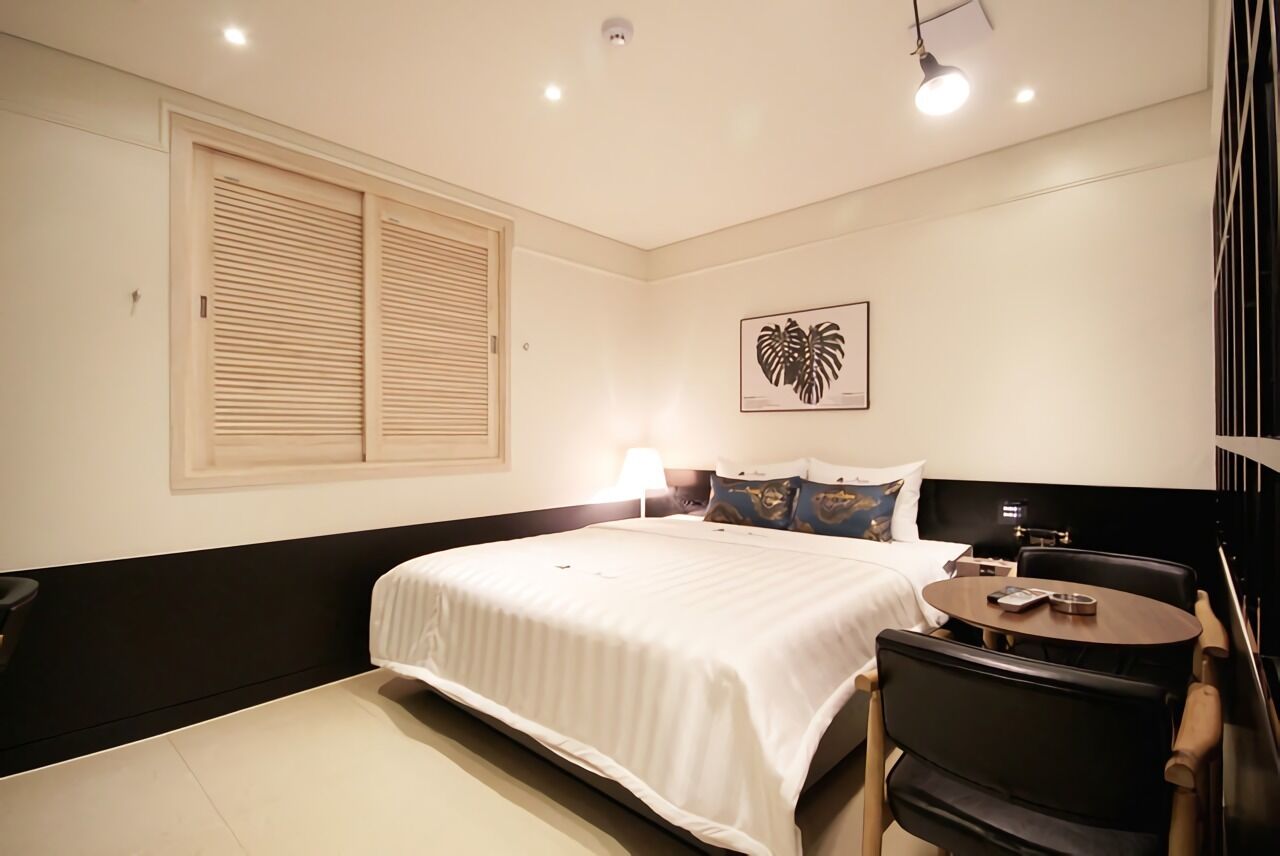 standard room | desk, laptop workspace, blackout curtains, soundproofing