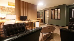 Una sala de estar moderna con un sofá, una mesa de centro y un televisor.