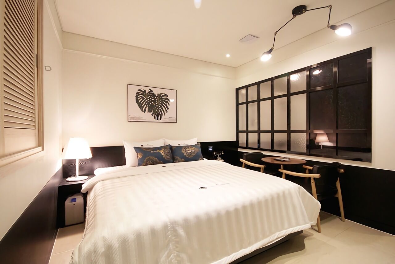 standard room | desk, laptop workspace, blackout curtains, soundproofing