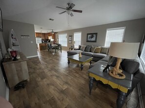 Téléviseur connecté, lecteur de DVD, livres, sélection de films