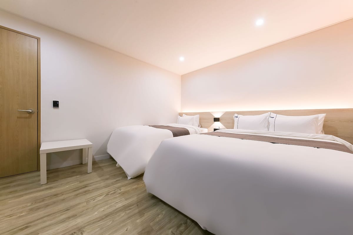 Twin Room (Free Breakfast for 2 on Tue-Fri) | Truy cập Internet không dây miễn phí