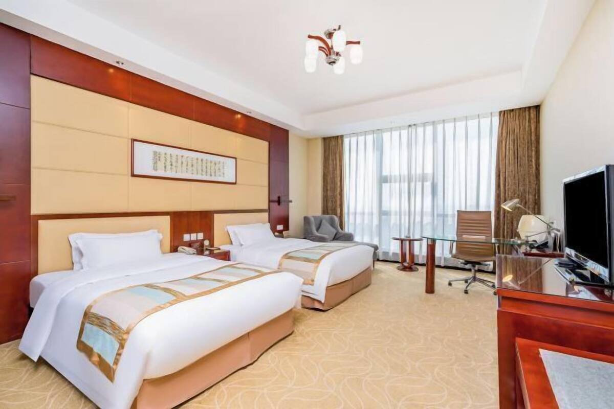 1 bedroom, in-room safe, desk, blackout curtains