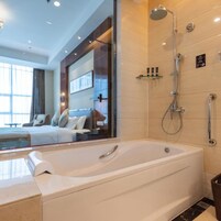 行政大床房 | 浴室 | 淋浴设施、免费洗浴用品、吹风机、浴袍