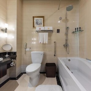 Ein modernes Badezimmer mit Toilette, Bidet und Badewanne.