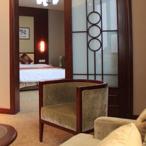 Suite, no fumadores | Caja fuerte, escritorio, cortinas opacas y wifi gratis
