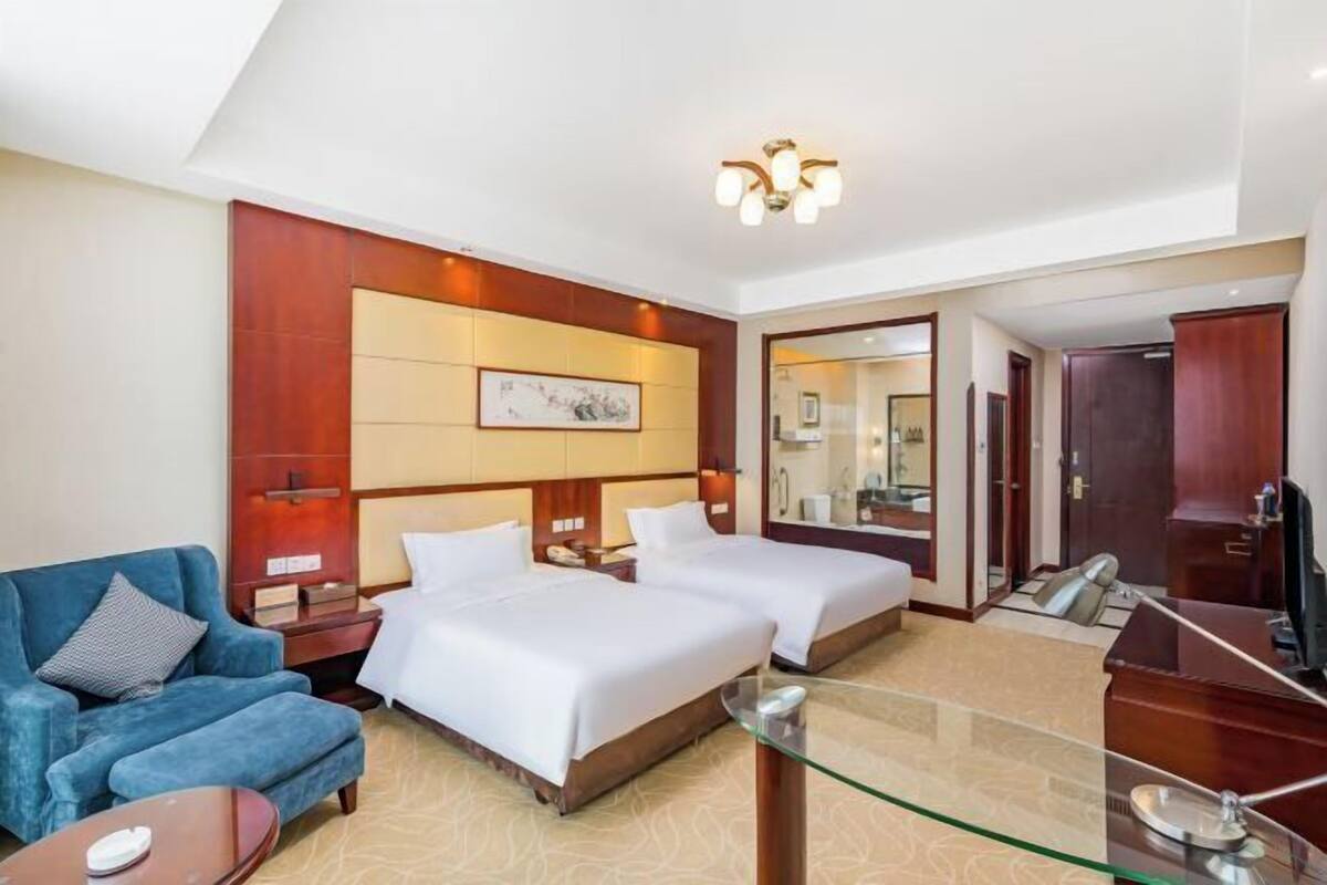 1 bedroom, in-room safe, desk, blackout curtains