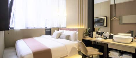 Premier King | Free minibar, in-room safe, desk, blackout curtains