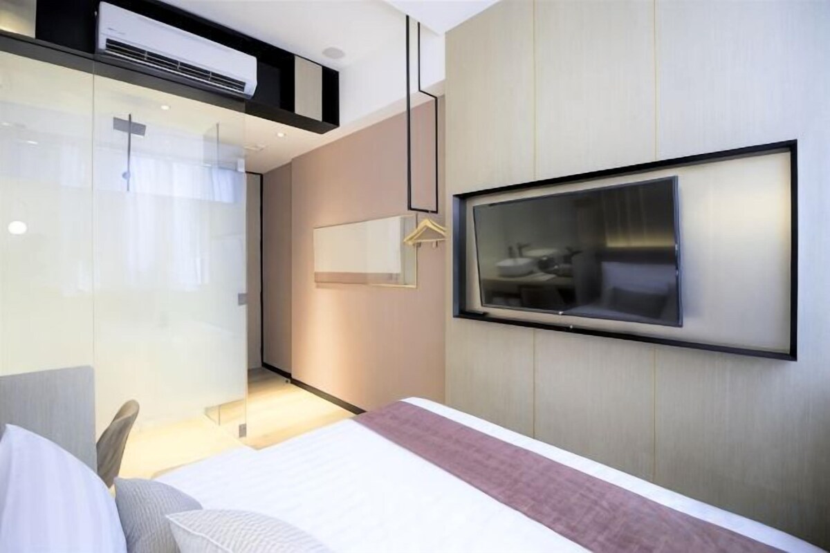 Minibar con artículos gratuitos y caja de seguridad en la habitación 